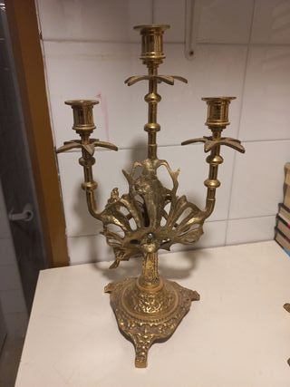 Reloj y candelabros de bronce