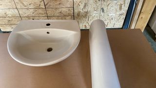 Lavabo de pie de porcelana nuevos.
2 unidades