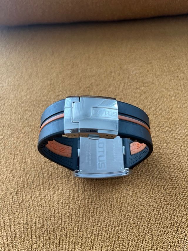 Reloj Lotus Negro y Plateado