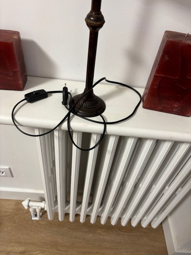 Lámpara de hierro con pantalla de pergamino