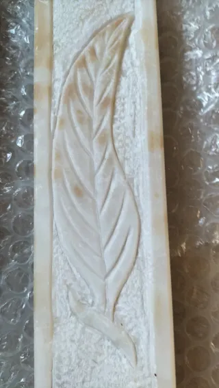 Escultura de mármol con diseño de pluma