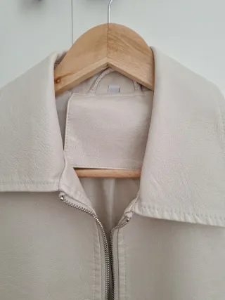 Cazadora efecto piel blanco roto