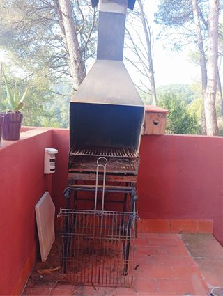 Barbecue in metallo con accessori
