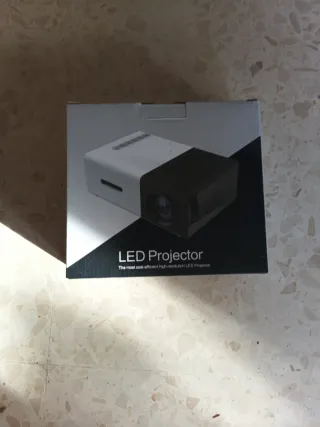 Mini Proyector LED Blanco y Negro