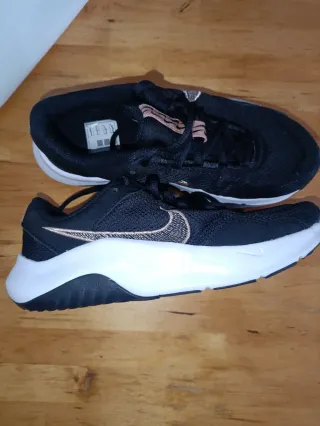 Zapatillas Nike Mujer Negras y Doradas