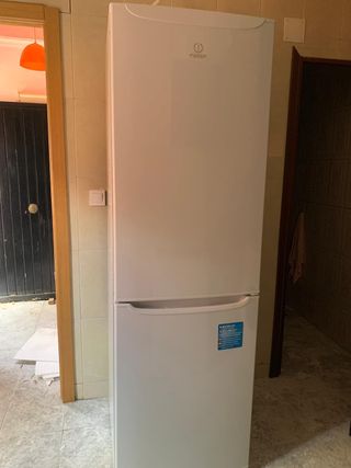 Nevera Indesit blanca