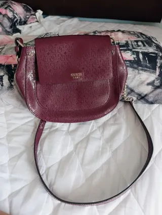 Bolso Guess bandolera efecto charol burdeos