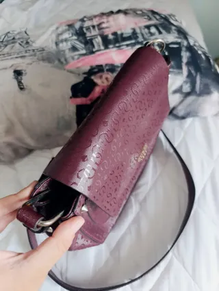 Bolso Guess bandolera efecto charol burdeos