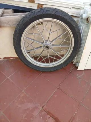 Llanta BMW R65 (79-85) con neumático