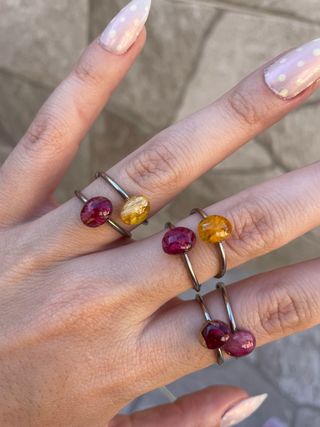 Anillos hechos a mano con pétalos de flores