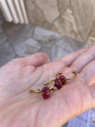 Anillos hechos a mano con pétalos de flores