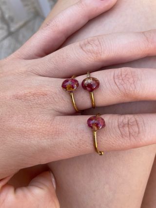 Anillos hechos a mano con pétalos de flores