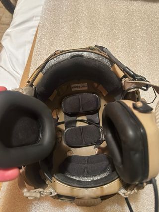Casco táctico y auriculares EARMOR 