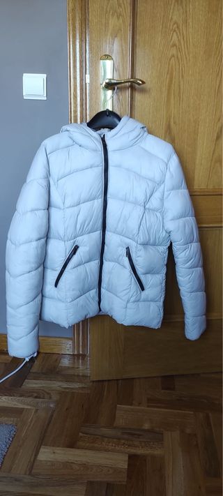Abrigo acolchado gris con cremallera