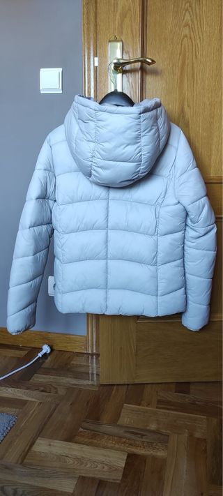 Abrigo acolchado gris con cremallera