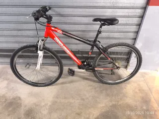 Bicicleta de montaña roja