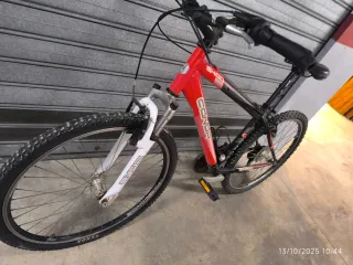 Bicicleta de montaña roja