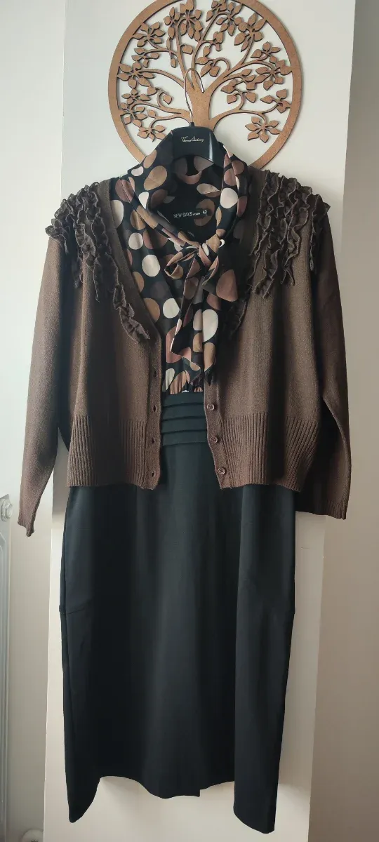 Conjunto Vestido Negro y Chaquetita Marrón