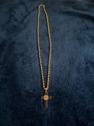 Cadena bolitas en laminado con cruz dorada y negra