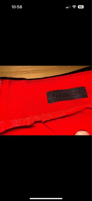 Gonna corta rossa con bottoni a cuore