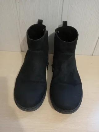 Botín serraje negro con cadena