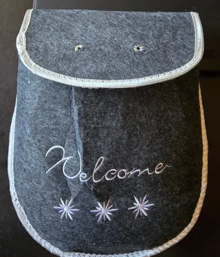 Zapatillas de casa grises con bordado Welcome