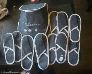 Zapatillas de casa grises con bordado Welcome
