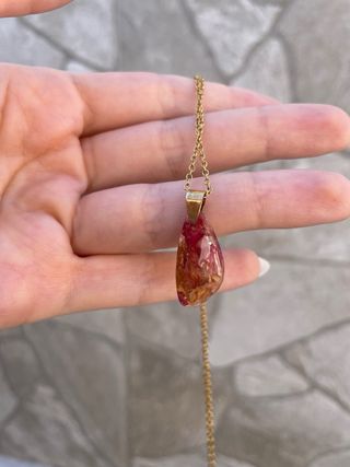 Collar hecho a mano con flor