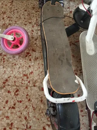 Patinete eléctrico con papeles y cargador