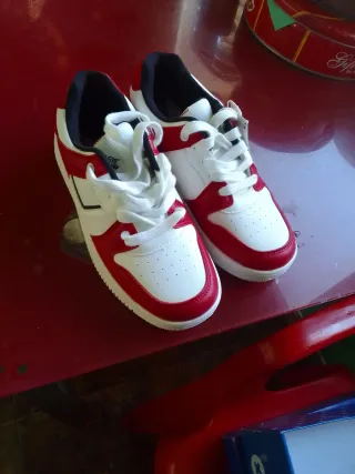 Zapatillas  blancas y rojas