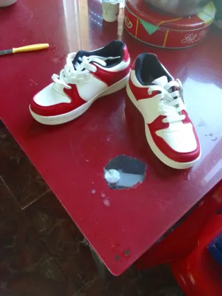Zapatillas  blancas y rojas