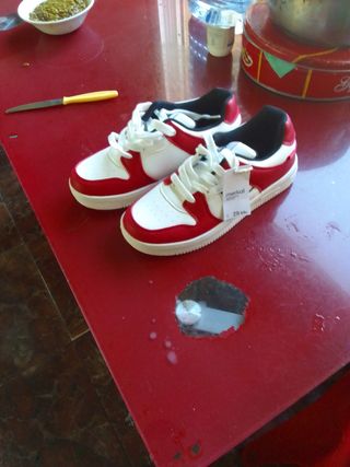 Zapatillas  blancas y rojas