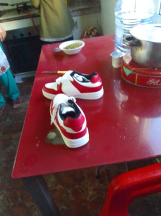 Zapatillas  blancas y rojas