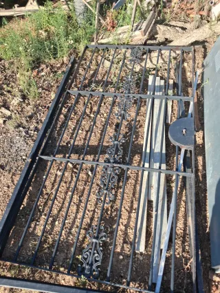 Ventana con cristaleras, reja y puerta.
