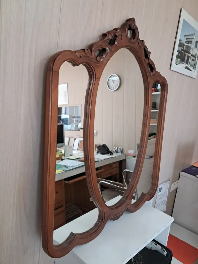 Specchio da toeletta in legno intagliato