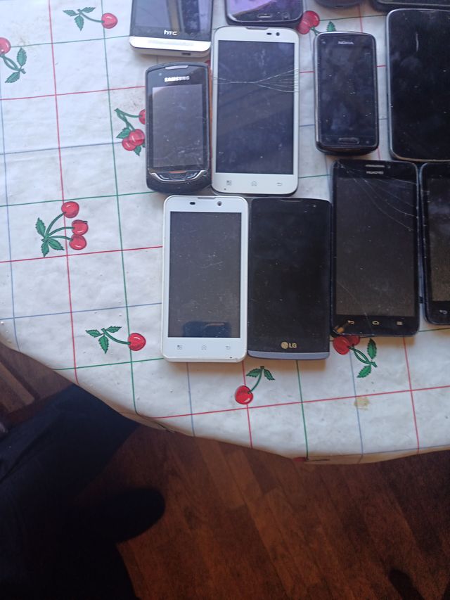 Lote 64
móviles (negro, blanco)