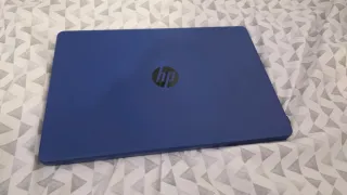 Portátil HP azul para estudiar