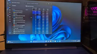 Portátil HP azul para estudiar