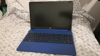 Portátil HP azul para estudiar