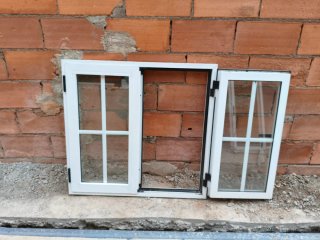Ventana de aluminio abatible