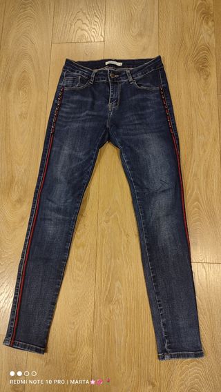 Pantalón vaquero con detalle lateral