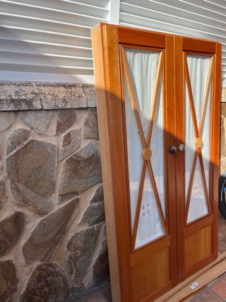 Puertas de madera con cristal y diseño