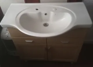 Mueble de baño con lavabo de madera