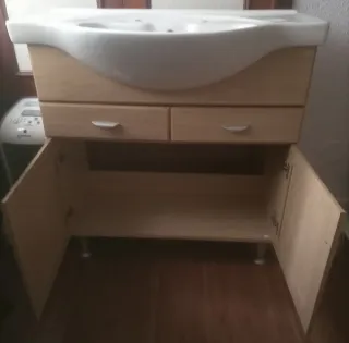 Mueble de baño con lavabo de madera