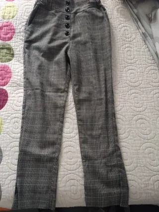 Pantalones de cuadros grises y rojos