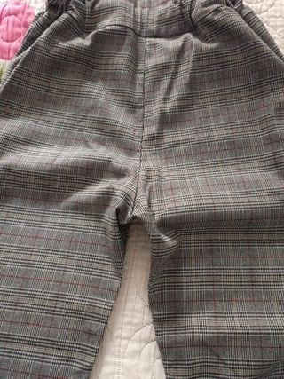 Pantalones de cuadros grises y rojos