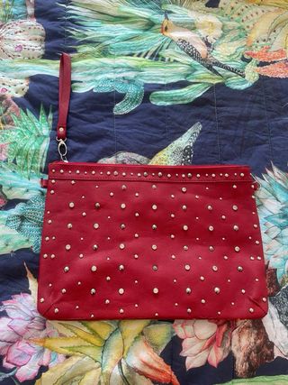 Bolso Clutch Rojo Stradivarius Tachuelas