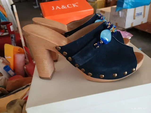 Sandali artigianali con tacco in legno