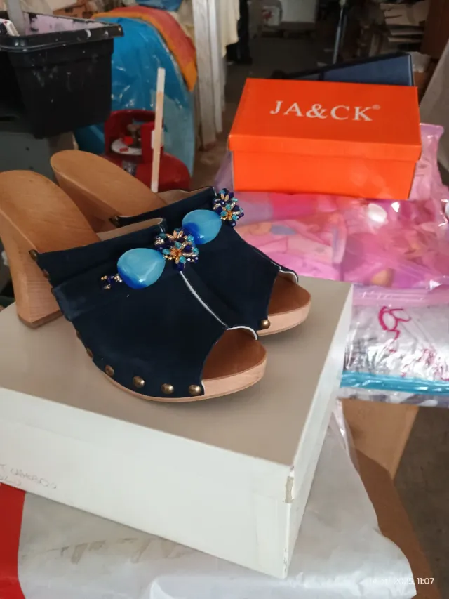 Sandali artigianali con tacco in legno