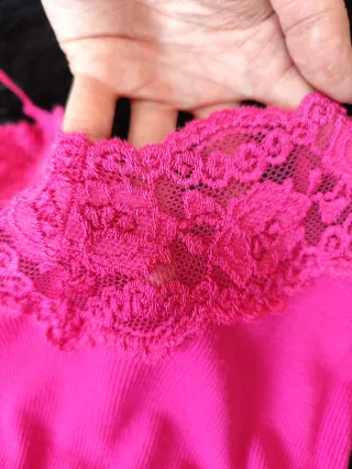 Camiseta tirantes rosa con encaje